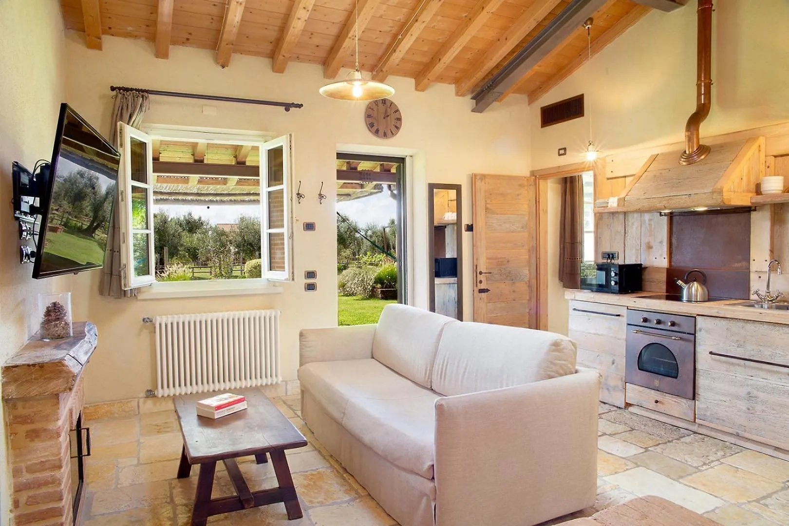 Olimagio Farm Stay With Animals And 25M Pool, Beach At Cycling Distance Pietrasanta Country house